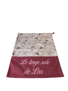 Simplifier vos vacances avec ce sac a linge en tissu coton personnalisable, fabriqué avec soin à la main. Conçu pour allier praticité et esthétique.